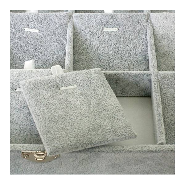 Expositor para conjuntos con tapa y cierres