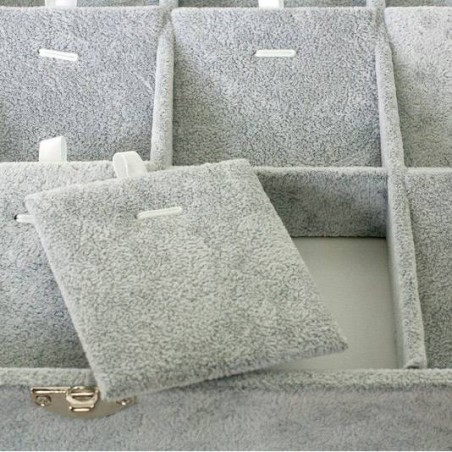 Expositor para conjuntos con tapa y cierres